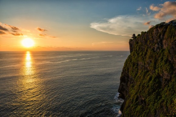 Sonnenuntergang in Uluwatu an den Klippen