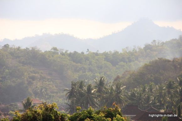 Wolken und Urwald in Bali